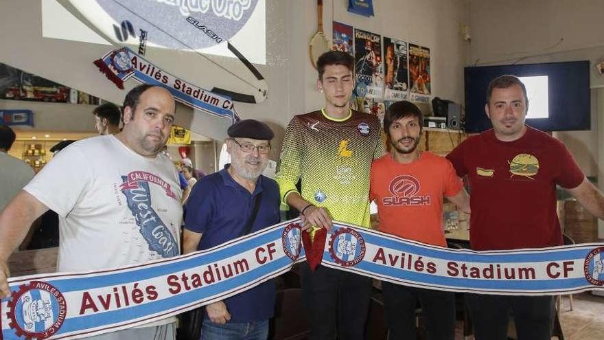 El guardameta Yago Fernández, en el centro, ayer, durante su presentación en un bar de Avilés.