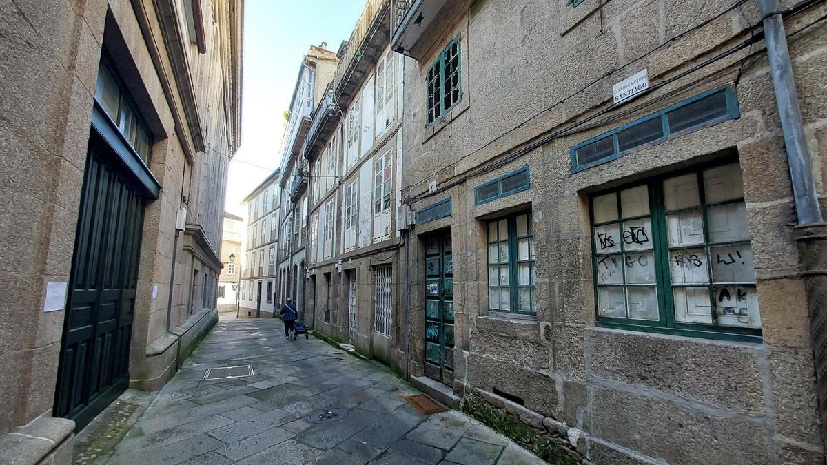 Imagen de la viviendas ocupadas en la Algalia de Abaixo, una de las principales vías de acceso al Casco Histórico de Santiago