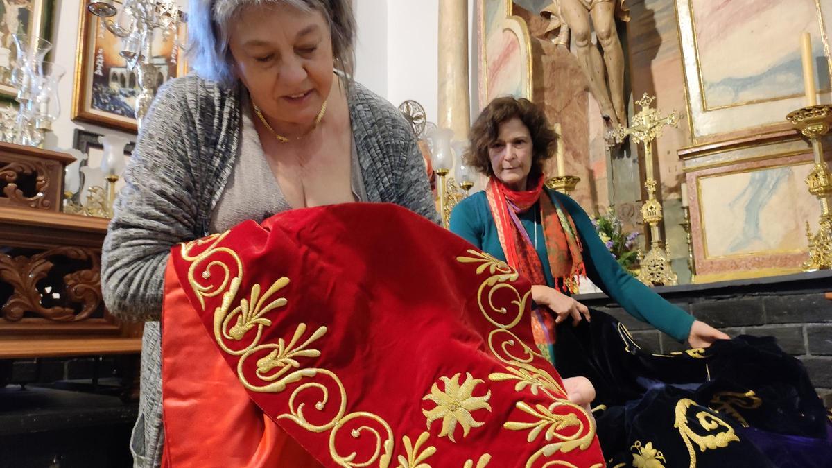 Lidia muestra el detalle de la túnica que lucirá el San Juan.