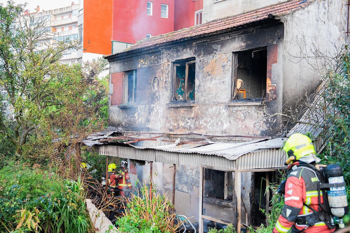 Bomberos ante la cala incendiada en Antón Beiras