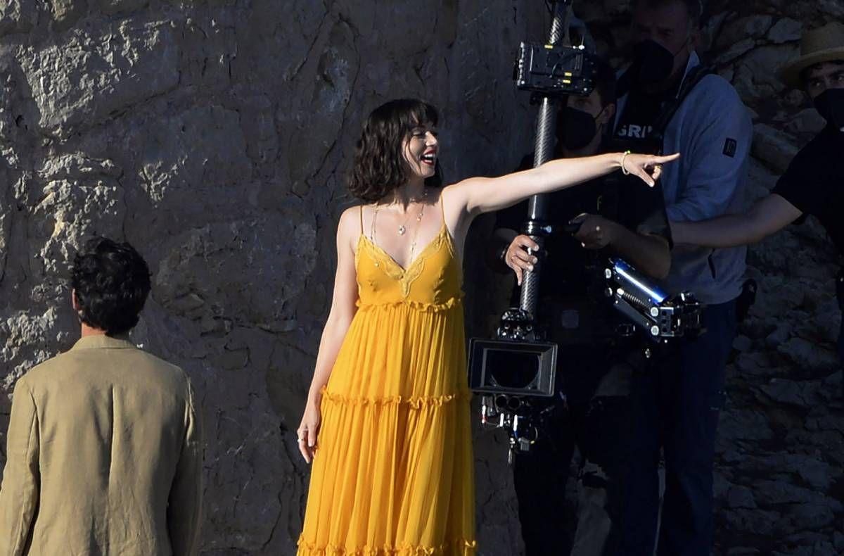 Ana de Armas con vestido de trantes amarillo