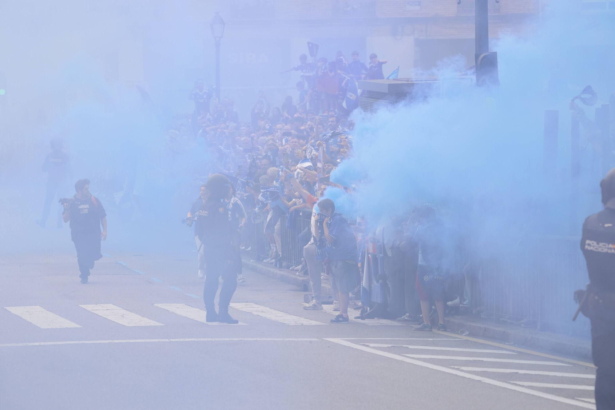 EN IMÁGENES: Espectacular recibimiento de la afición del Oviedo a su equipo antes de la vuelta por el ascenso contra el Almería