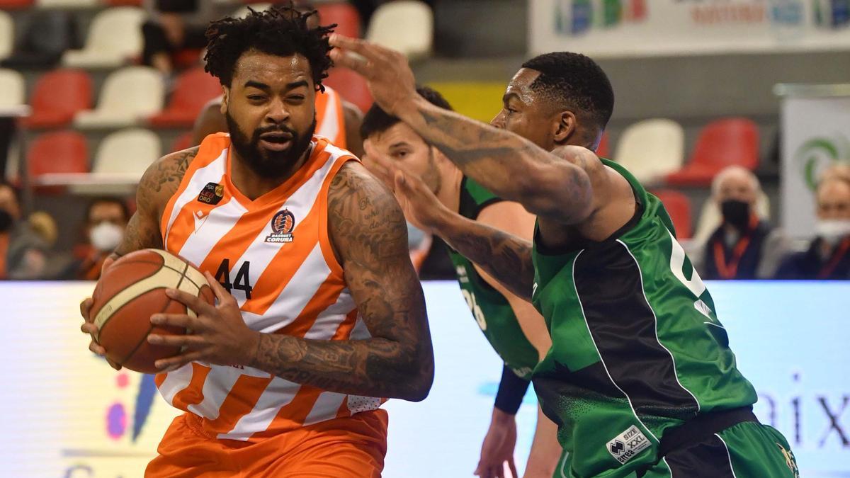 Ward, ante Mbala, en el Palacio de los Deportes de Riazor.