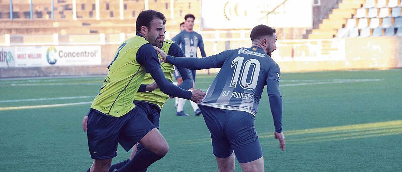 Franc Dorca, el capità del Bosc de Tosca, amb Xavi Ferrón en el partit a Figueres.