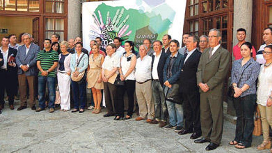 Los colaboradores de la campaña solidaria, durante la presentación en el patio del Parador.