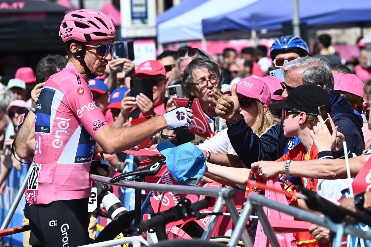 Sabbio Chiese (Italy), 23/05/2023.- French rider Bruno Armirail of Groupama - Fdj team wearing the overall leader’s pink jersey greets spectators before the depature of the 16th stage of the 2023 Giro d’Italia cycling race over 203 km from Sabbio Chiese to Monte Bondone, Italy, 23 May 2023. (Ciclismo, Italia) EFE/EPA/LUCA ZENNARO