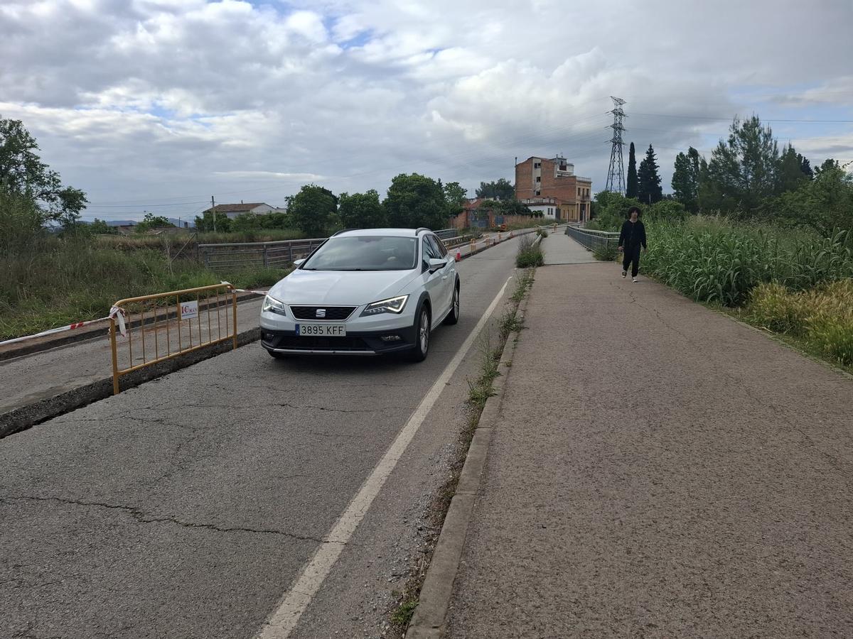 Un vehicle entra per la carretera de Santpedor al nucli urbà de Manresa