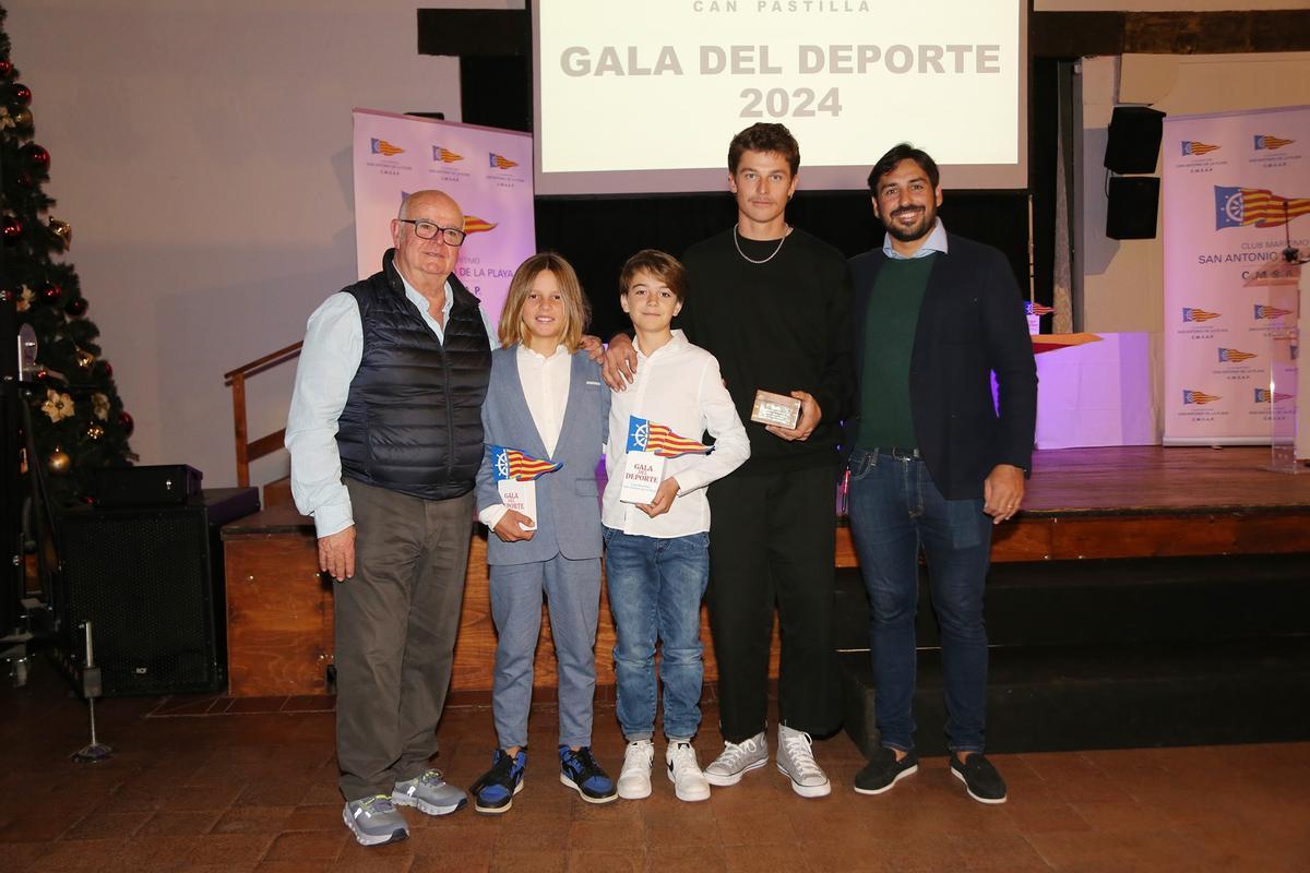 El presidente del CMSAP, los regatistas Joshua Castro, Biel Martorell con su entrenador Albert Serra y el director deportivo Toni Durán