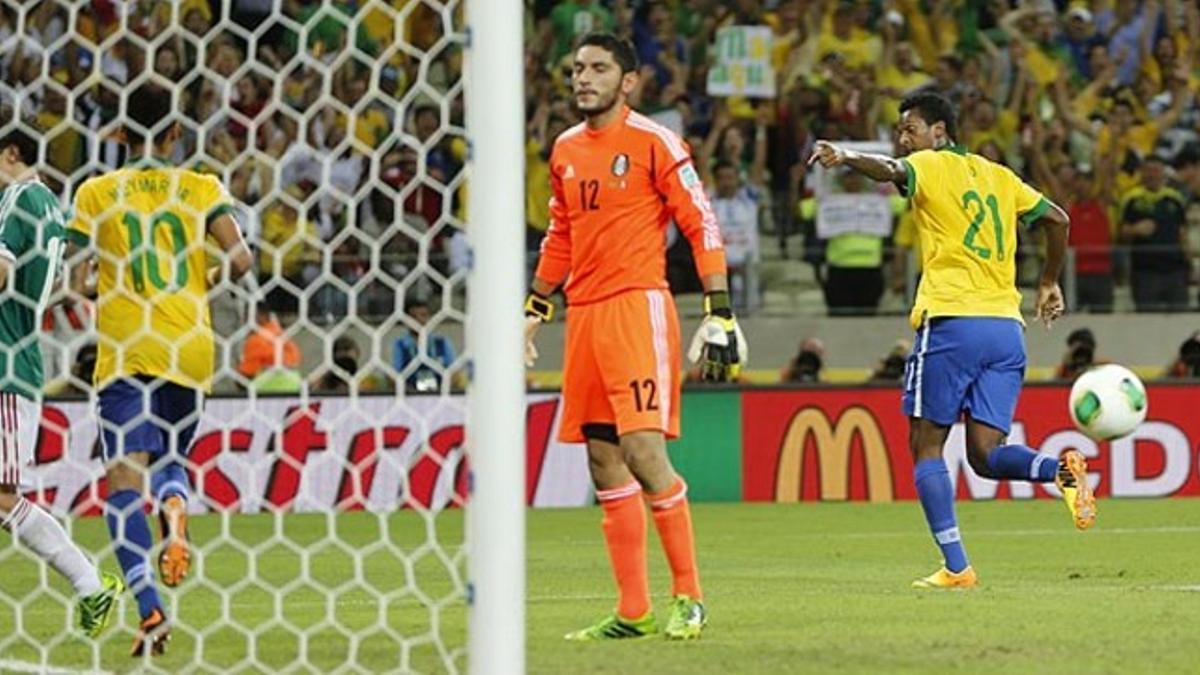 Jo (derecha) celebra el segundo gol de Brasil, que ha marcado tras una asistencia de Neynmar