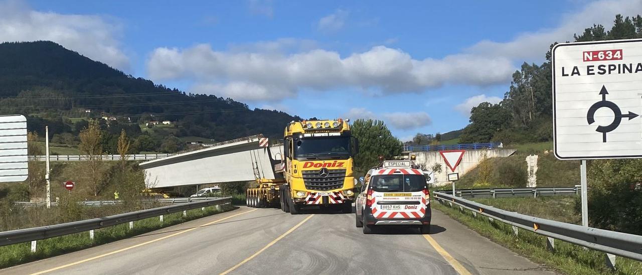 Un convoy especial, con una gran pieza de hormigón para la autovía, ayer, en las inmediaciones de Casazorrina (Salas). | J. A. O.