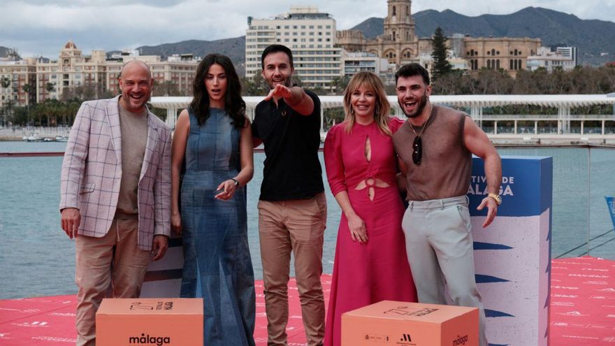 El equipo de «Invasión», ayer en el photocall del Muelle Uno.