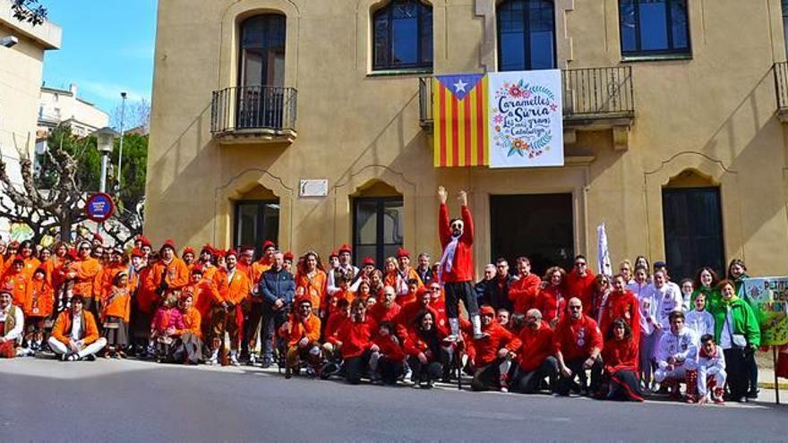 Foto de grup dels caramellaires i dels representants institucionals, al davant de la casa de la vila