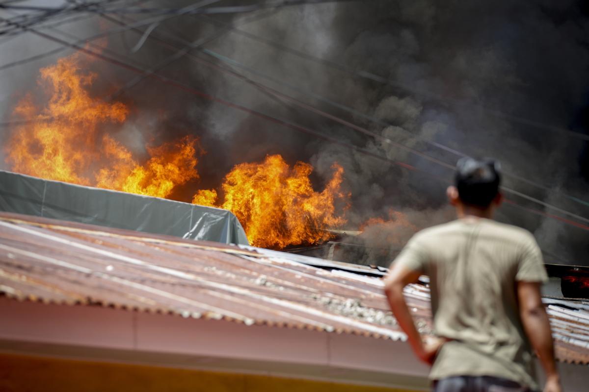 Un gran incendio destruye casas en una comunidad en el centro de Bangkok