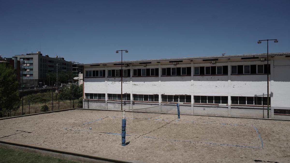 Terrenys del costat de les piscines on hi ha la pista de vòlei-platja, i que l'Ajuntament vol comprar