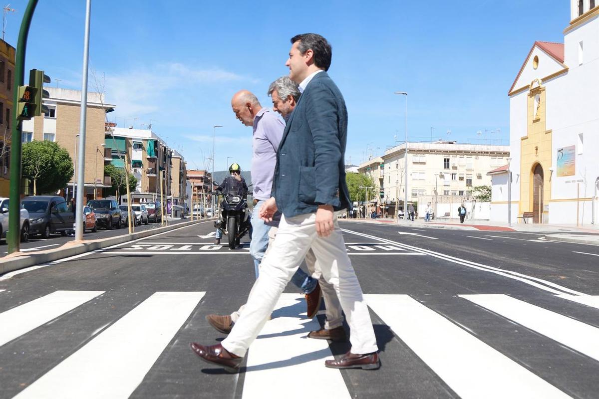 El alcalde y Torrico circulan por uno de los pasos de peatones de la avenida de Trassierra.