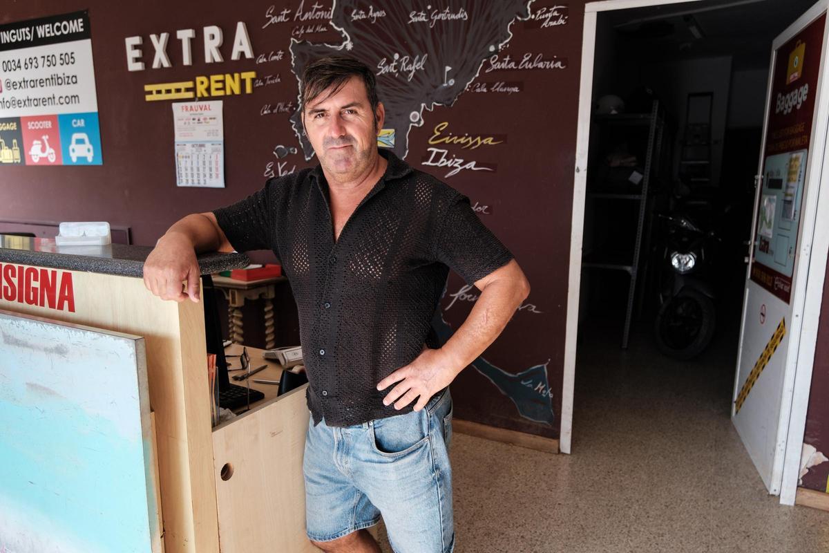 Javier Castro, en el mostrador de su negocio