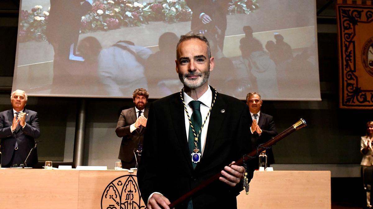 Samuel Baixauli, con el bastón de mando como nuevo rector de la UMU