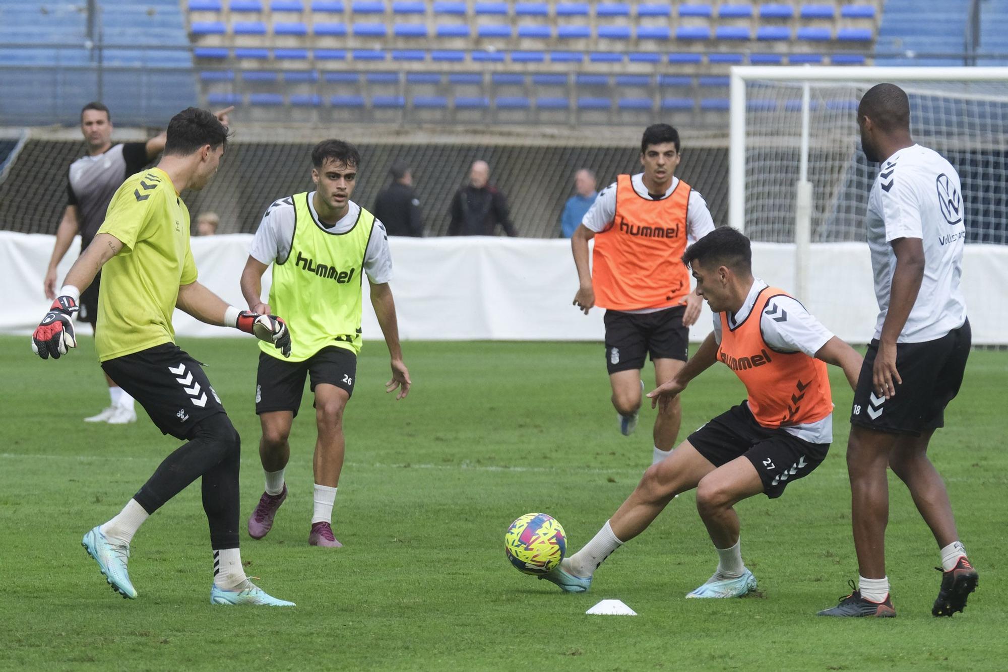 La UD Las Palmas entrena a puerta abierta