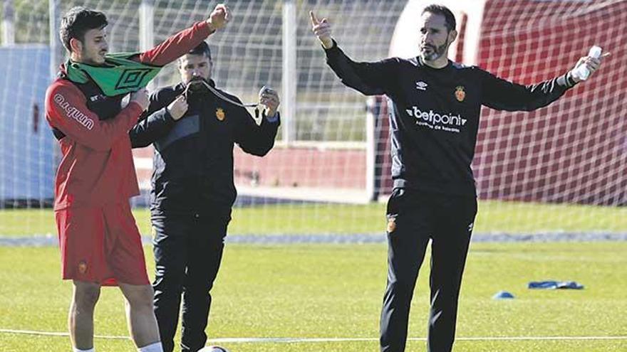 Vicente Moreno da indicaciones a sus jugadores en un entreno reciente.