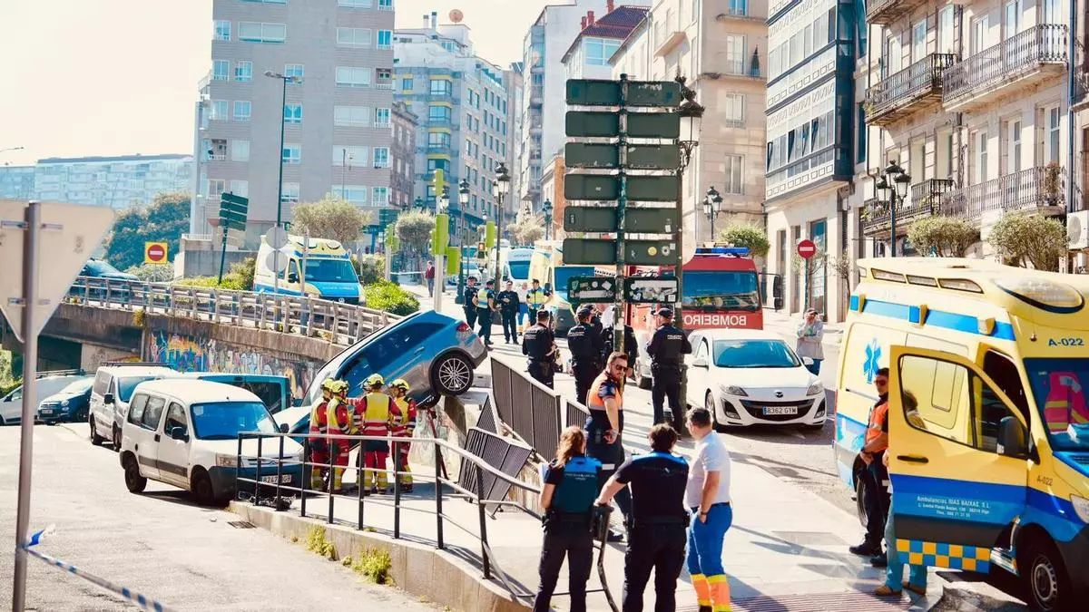 Pierde el control de su coche, golpea a otro vehículo, atraviesa una acera y cae por un desnivel en el centro de Vigo