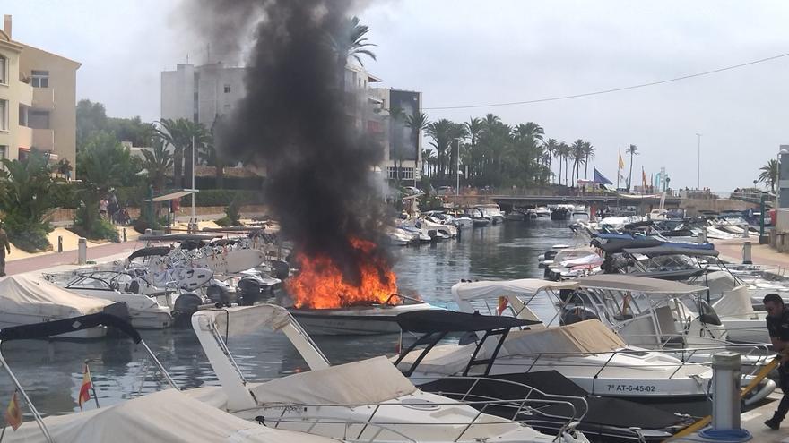 Explota una embarcación en el Canal de la Fontana de Xàbia