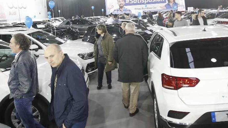 Centenares de asistentes acudieron ayer al Salón del Automóvil en el Ifevi. // Ricardo Grobas