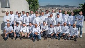 Algunas figuras de la gastronomía local, en la presentación de la campaña promocional, con Barcelona al fondo.