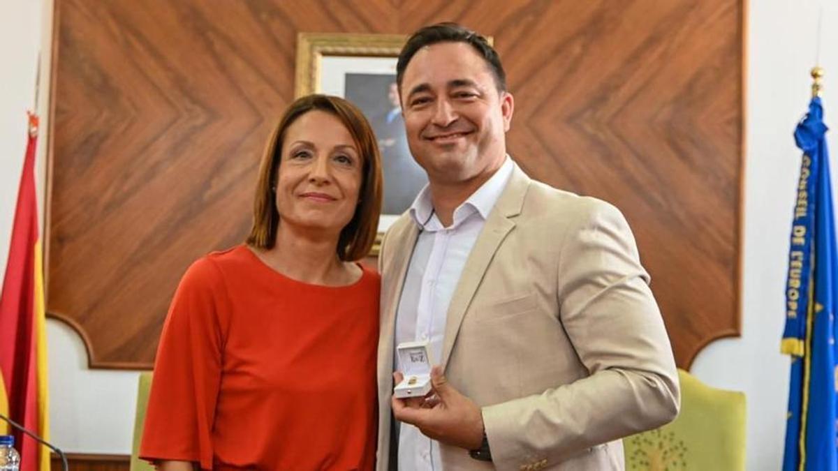 La alcaldesa, Yolanda Pastor, con el concejal Salvador Llopis, de UCIN
