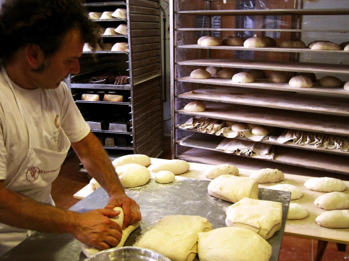 Fernando Bernaldo de Quirós, en el obrador donde elabora los productos de la Ecotahona del Ambroz de Plasencia.