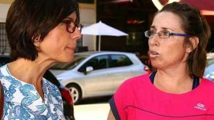 María Gámez con la presidenta de El Romeral contra el Ruido, Virginia Martín Simino.