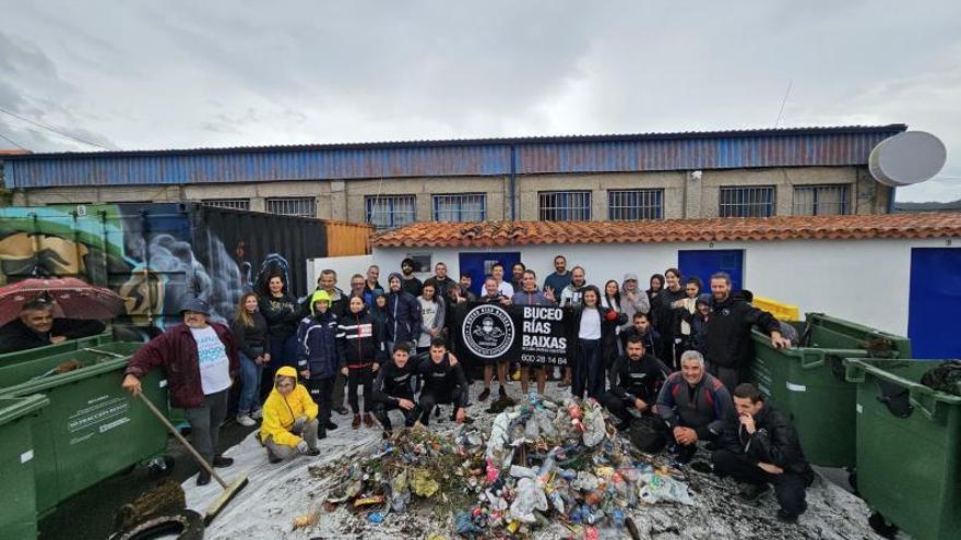 Más de 70 voluntarios llenan diez contenedores con basura de los fondos de la ría de Aldán