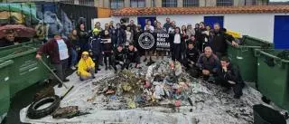 Más de 70 voluntarios llenan diez contenedores con basura de los fondos de la ría de Aldán