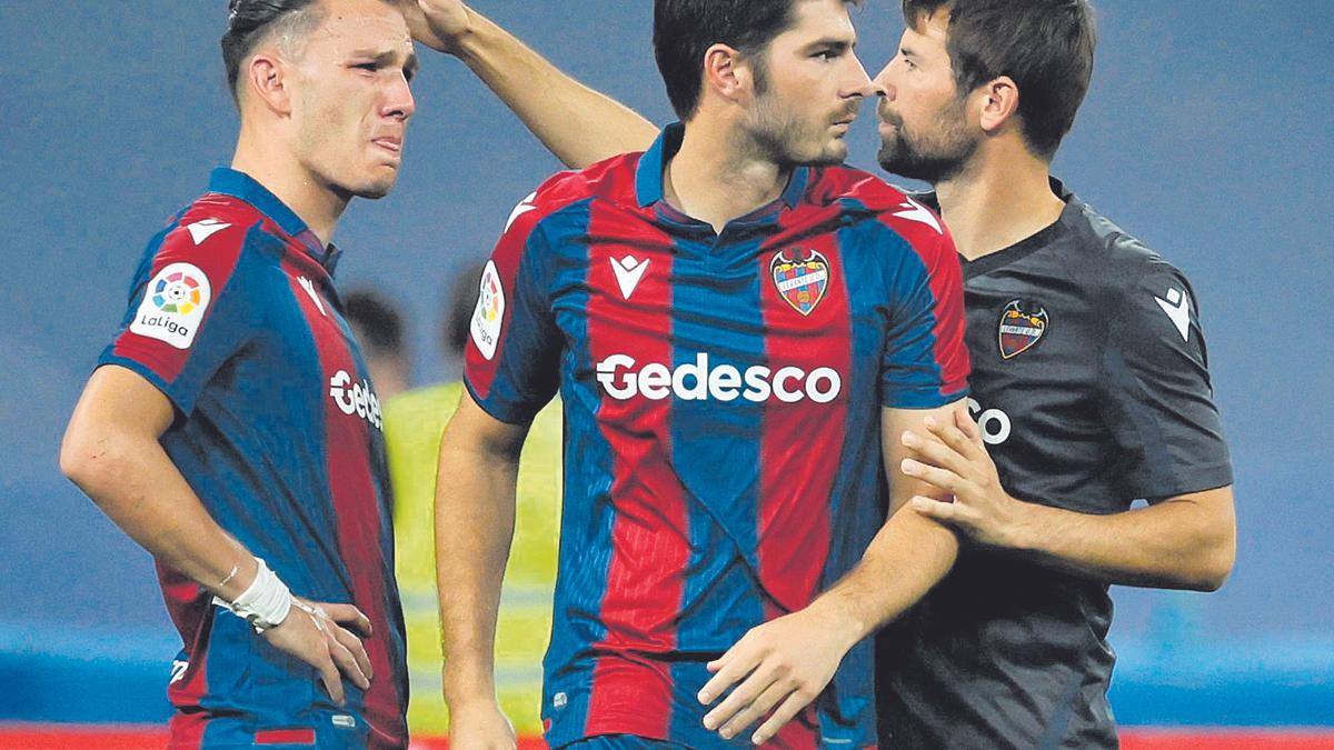 Los jugadores del Levante UD se lamentan tras la consumación del descenso a Segunda División