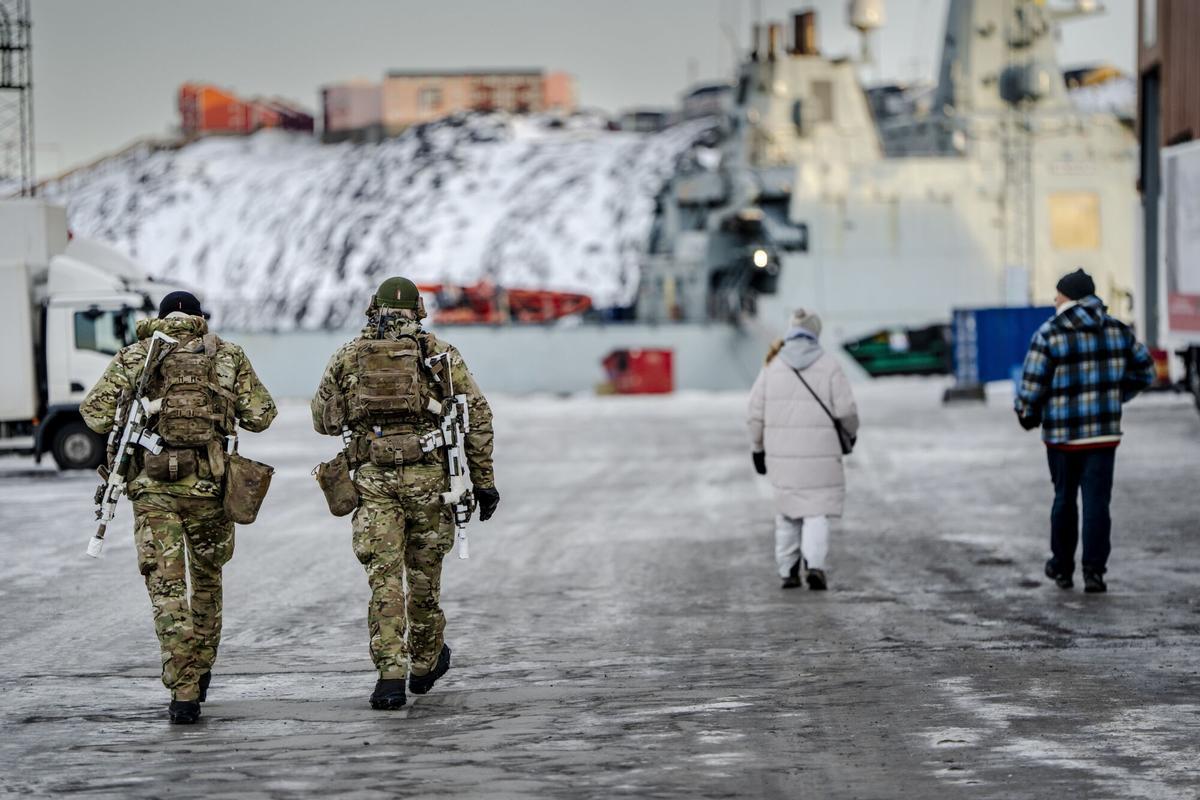 Nuuk (Greenland), 25/01/2026.- Soldiers are seen at the harbour in Nuuk, Greenland, 25 January 2026. (Groenlandia) EFE/EPA/Mads Claus Rasmussen DENMARK OUT. DENMARK OUT
