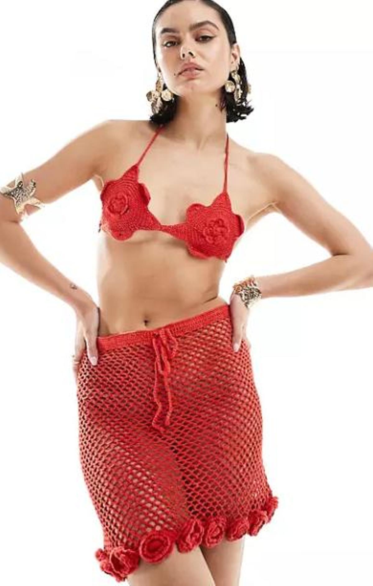 Conjunto rojo de bralette y minifalda con bajo de rosas de croché de Mango