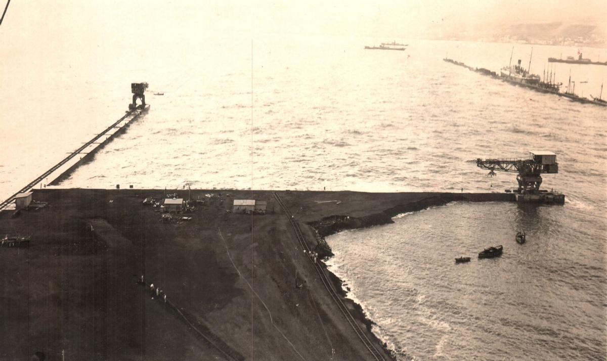 Las grúas Titán 2 y Titán 3 trabajando en Muelle de León y Castillo (izquierda) y el actual muelle Pérez Galdós (derecha).