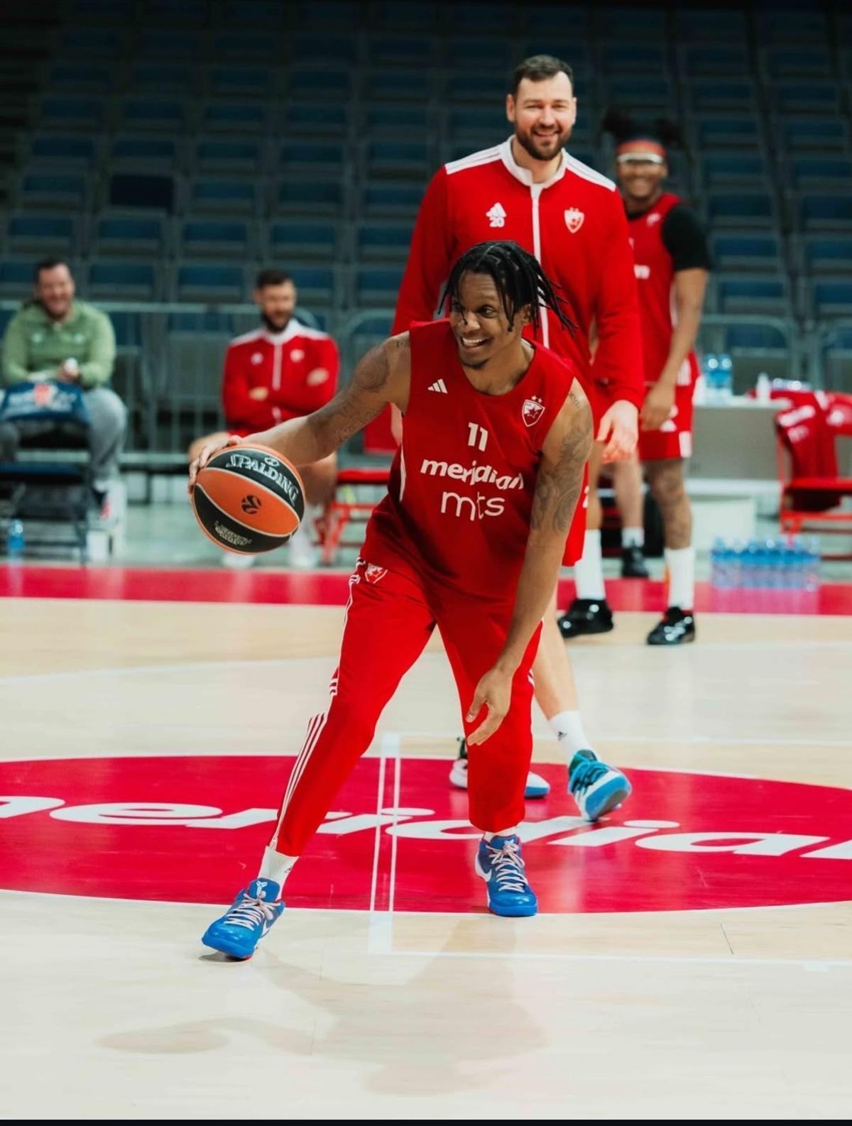 Carter sonríe durante el entrenamiento de su actual equipo.