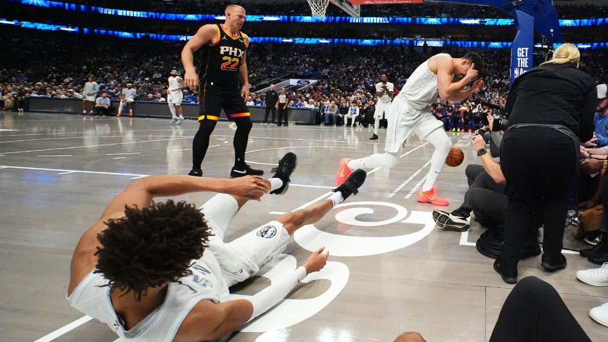 Los Mavericks acabaron el partido con cinco jugadores