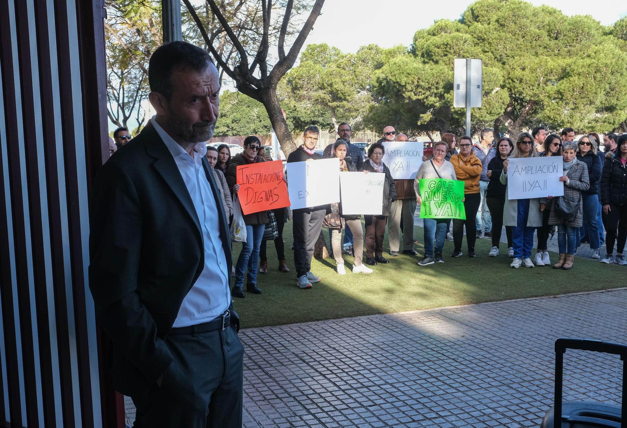 El alcalde de Elche acude a la protesta del colegio de El Altet para llamar a la calma