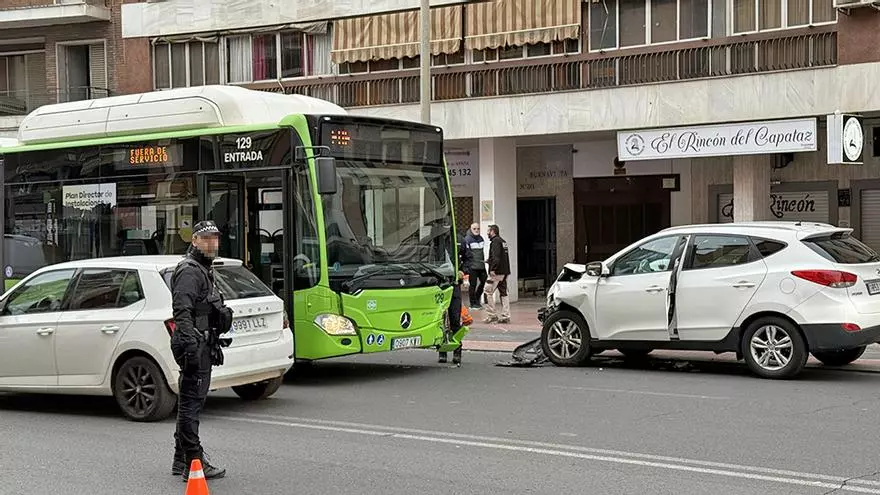 Colisión de un bus de Aucorsa en Las Ollerías