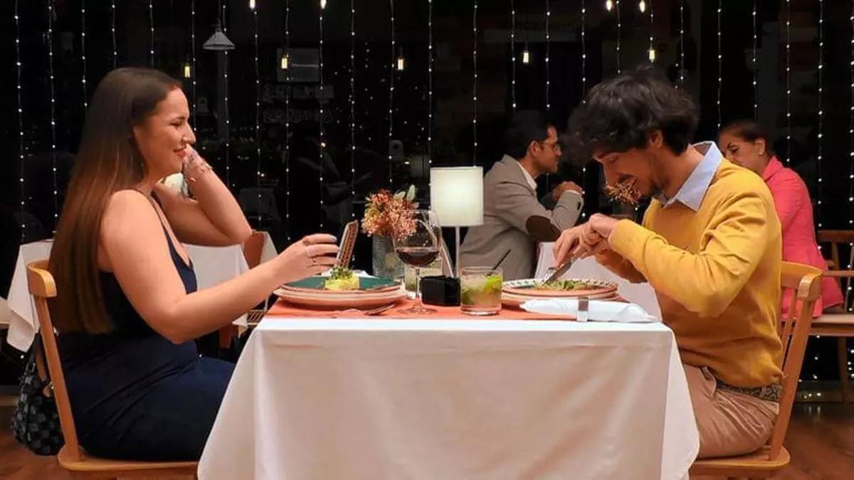 Paola y Enrique en el restaurante de 'First dates'.