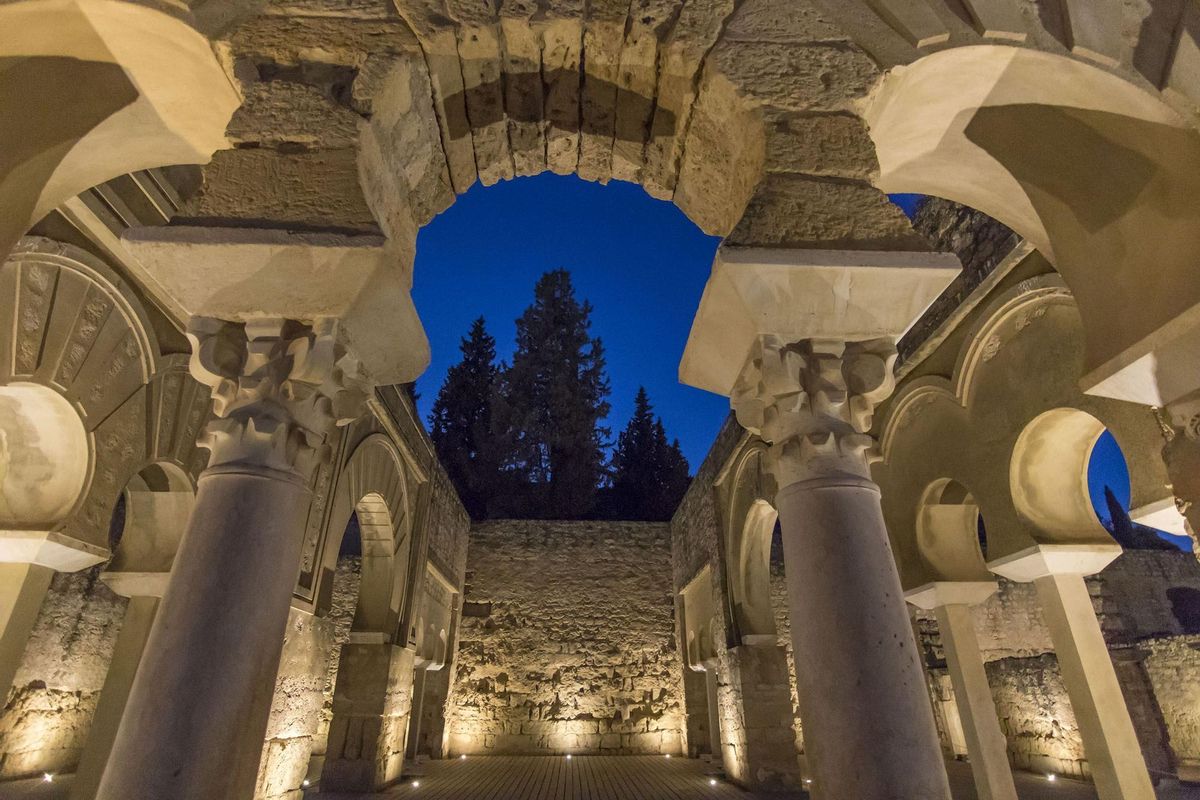Medina Azahara, iluminada de noche.