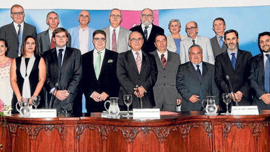 Foto de familia de la nueva Junta de Gobierno del COMIB emanada de las pasadas elecciones.