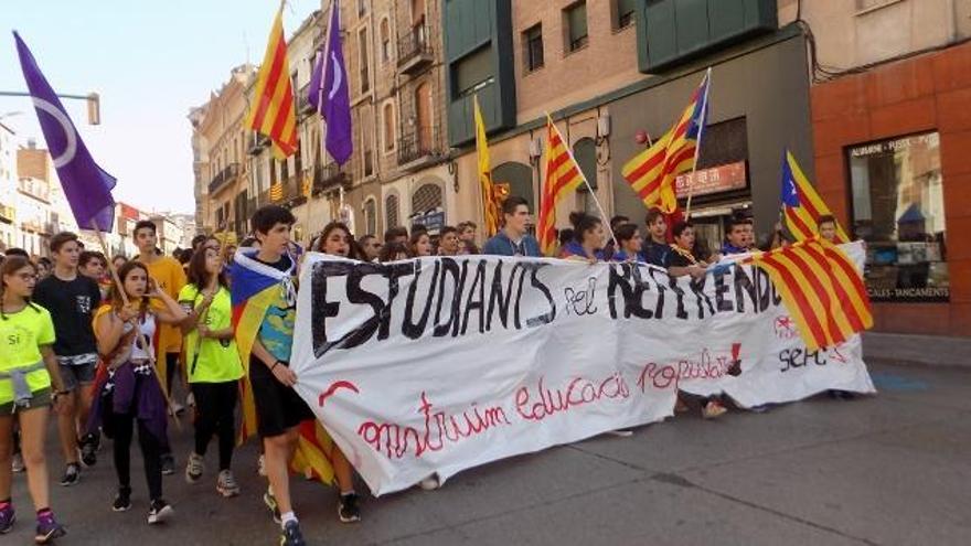 Joves estudiants manifestant-se per la carretera de Vic, aquest dimecres