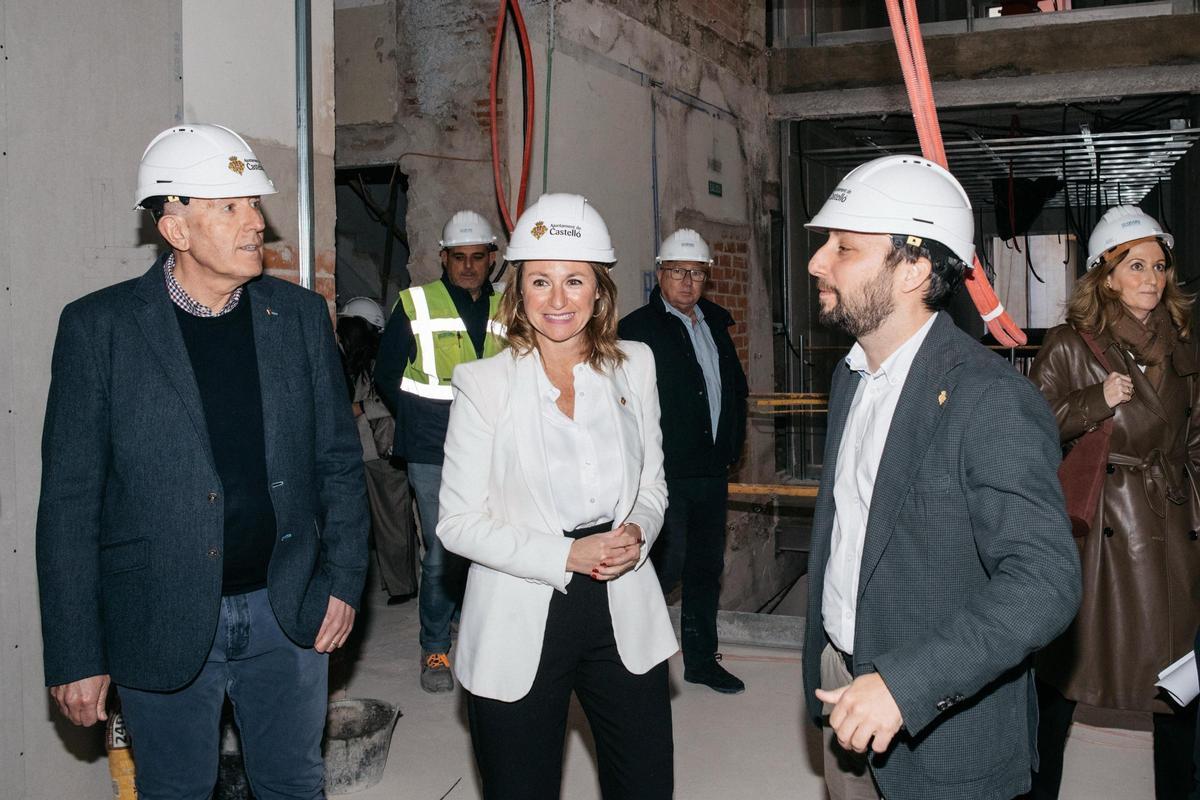 Begoña Carrasco, en el centro de la imagen, ha hablado sobre el caso de la multas en la visita a las obras de la biblioteca municipal.