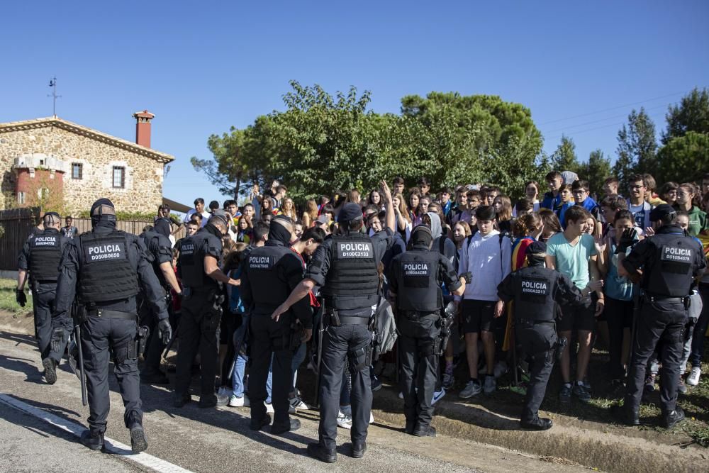 Els Mossos carreguen per dispersar les persones que tallaven la C-65 a Cassà