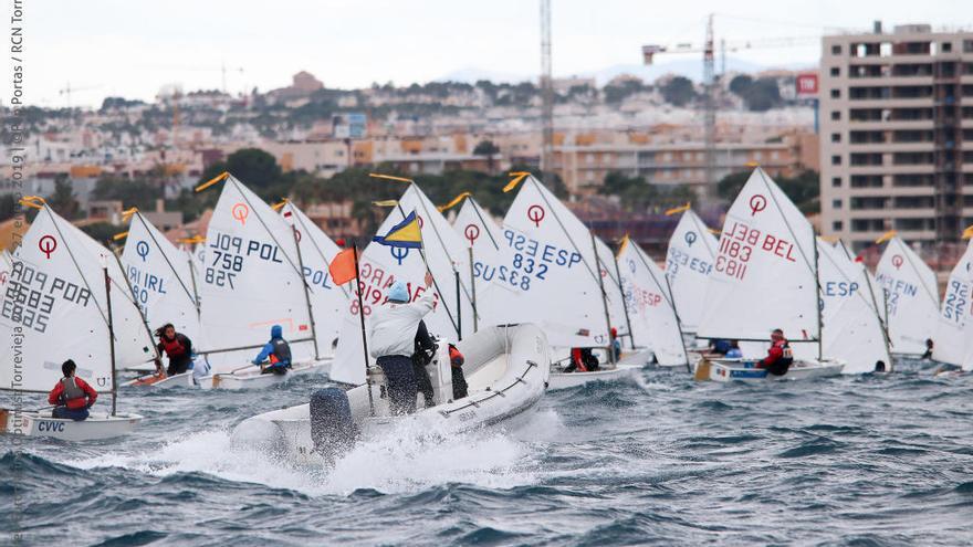 El viento y olas de metro y medio marcaron el inicio de la regata internacional