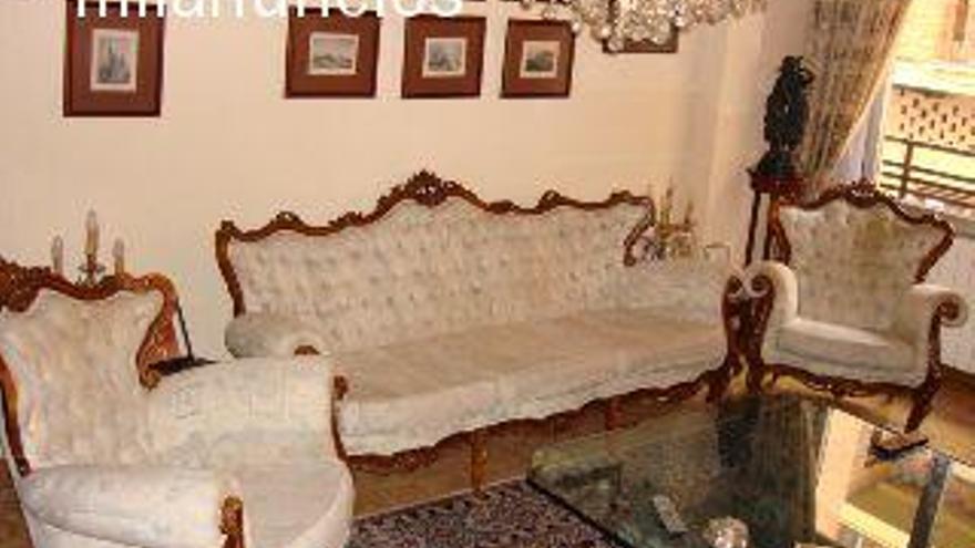 Algunas de las antigüedades que se pueden adquirir en internet, entre ellas un sofá isabelino.