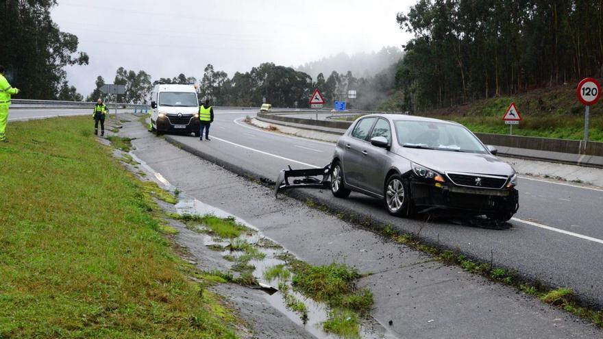 Guardia Civil y personal de mantenimiento de carreteras, junto al vehículo siniestrado |  G.Núñez