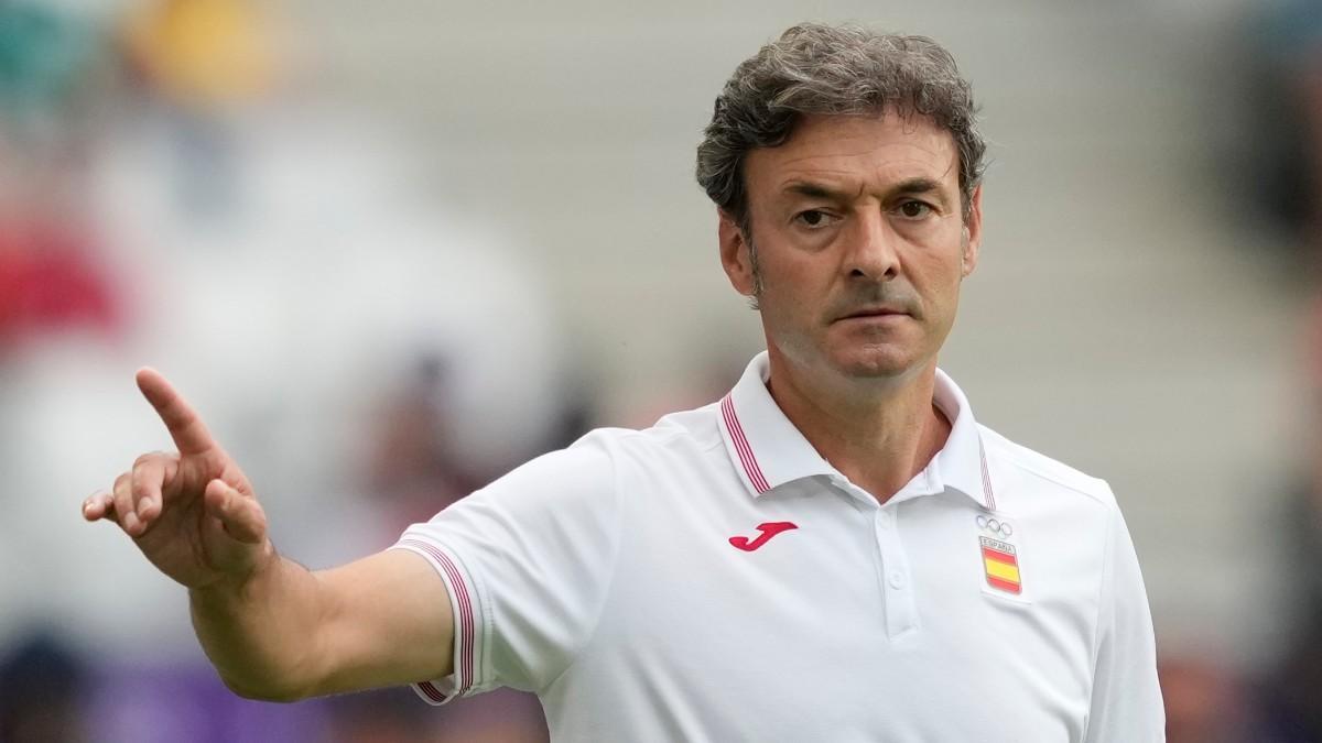 El seleccionador olímpico Santi Denia durante el República Dominicana - España de París 2024